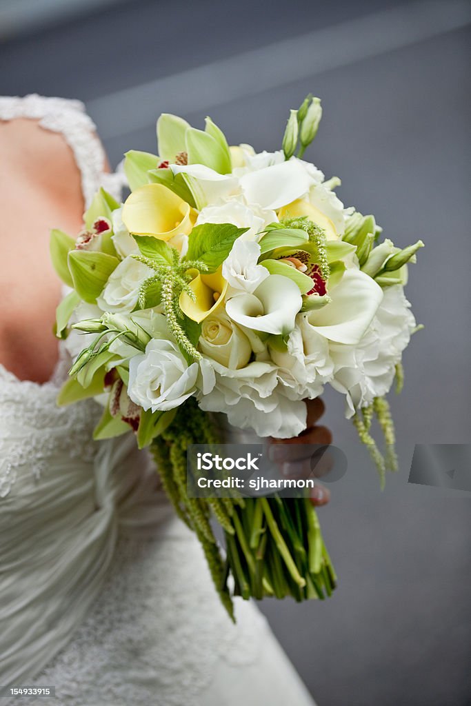 Novia vestido de novia con rosa blanca de retención de ramo de flores - Foto de stock de Adulto libre de derechos