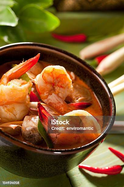 Photo libre de droit de Crevettes Épicées Soupe Tom Yam À La Thaïlandaise banque d'images et plus d'images libres de droit de Aliment - Aliment, Asie, Asie du Sud-Est