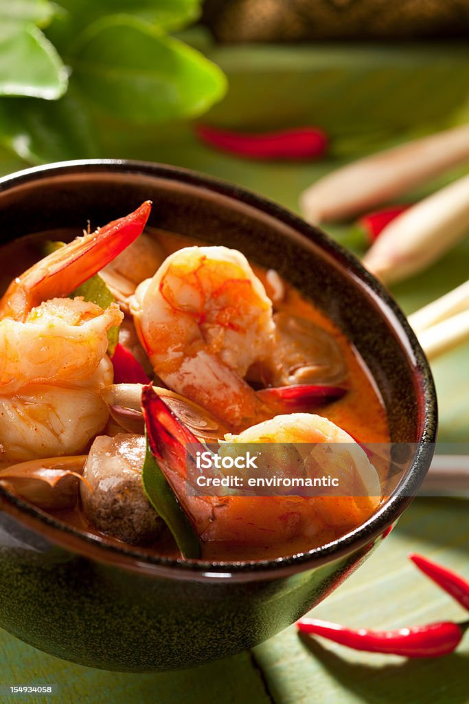 Igname Tom piccante zuppa Thai di gamberi. - Foto stock royalty-free di Alimentazione sana