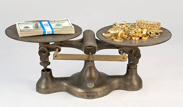 ouro e escala de - jewelry paper currency gold currency imagens e fotografias de stock