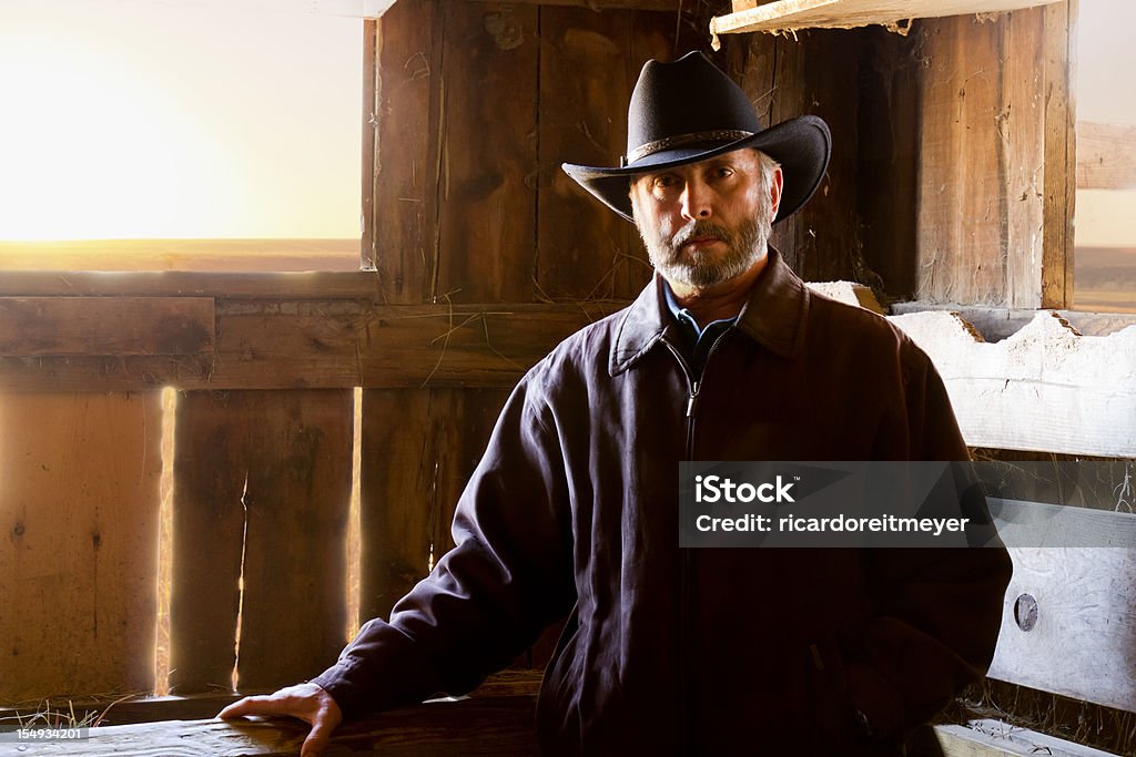 成熟した男性のポートレート、夜明けのカウボーイに古いバーン - 牧場経営者のロイヤリティフリーストックフォト