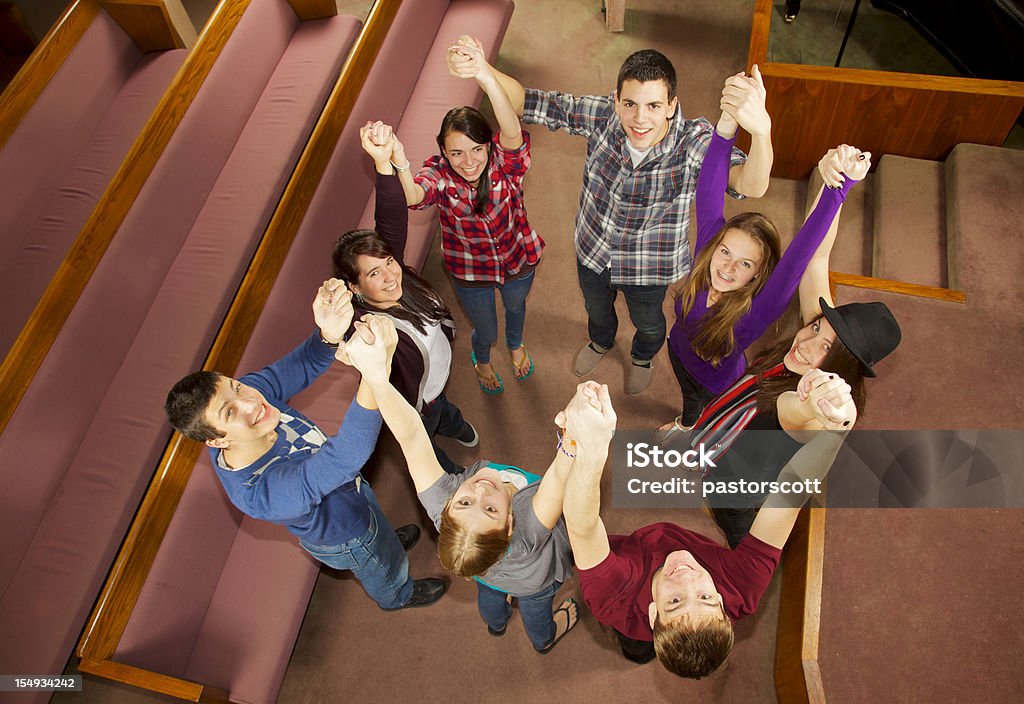 Igreja de jovem sorridente grupo braços Outstrecthed - Royalty-free Igreja Foto de stock