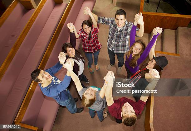 Igreja De Jovem Sorridente Grupo Braços Outstrecthed - Fotografias de stock e mais imagens de Igreja