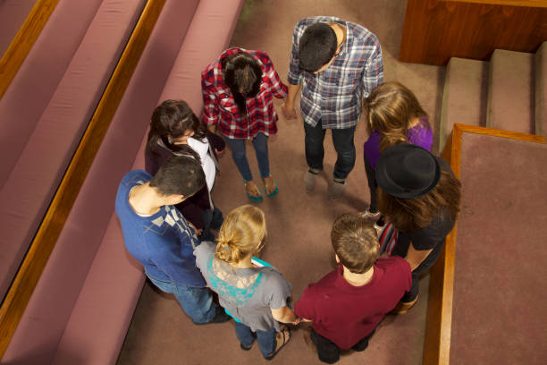 8 adolescentes adoración juntos - praying girl fotografías e imágenes de stock