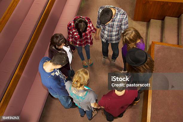 8 Adolescenti Preghiera Insieme - Fotografie stock e altre immagini di Pregare - Pregare, Chiesa, Adolescente