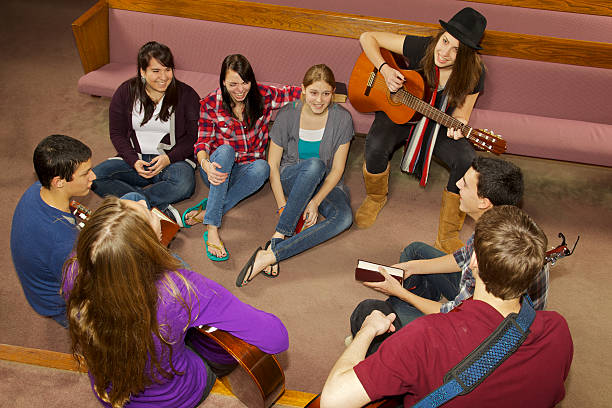 grupo de jóvenes felices church - youth organization fotografías e imágenes de stock