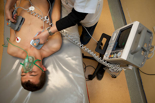 шокирующий человек с дефибриллятором - pacemaker torso chest male стоковые фото и изображения