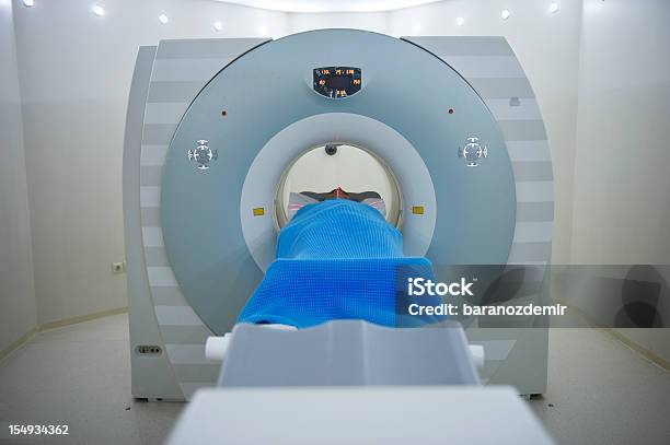 Foto de Homem Recebendo Scan e mais fotos de stock de Escaneamento - Escaneamento, Machinery, Radioterapia
