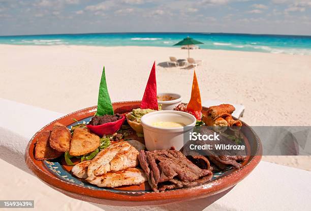 Teller Mit Authentischer Mexikanischer Küche Stockfoto und mehr Bilder von Speisen - Speisen, Cancun, Strand