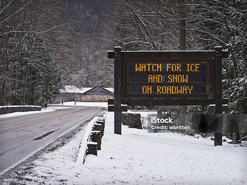 Avertissement de glace et de neige sur les Smoky Mountains roads - Photo de Arbre libre de droits