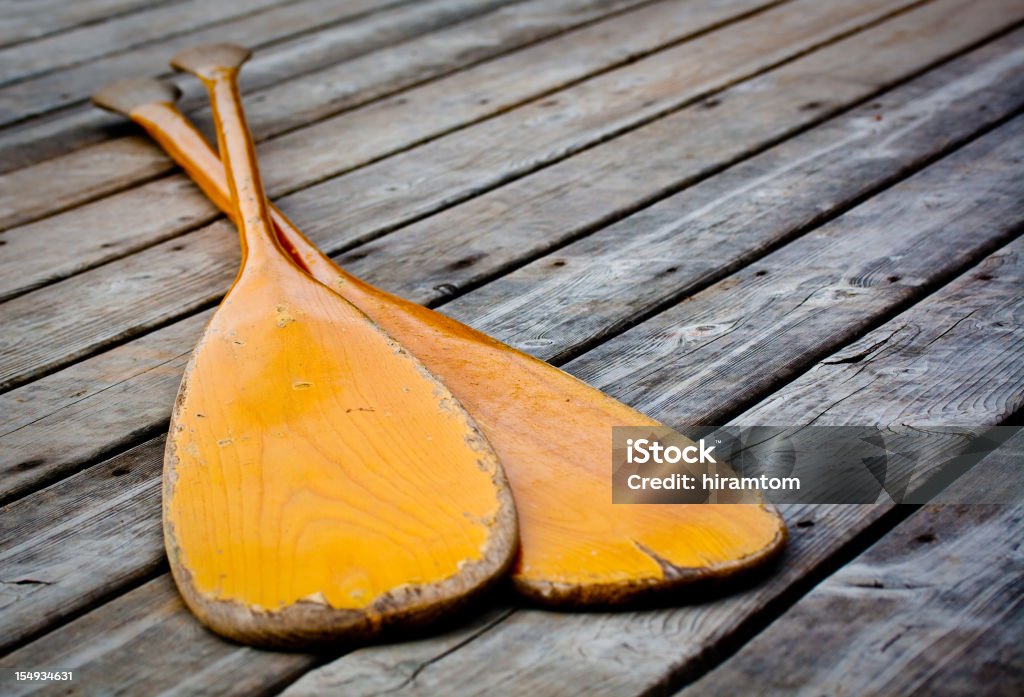 Deux pagaie en canoë sur Dock - Photo de Deux objets libre de droits