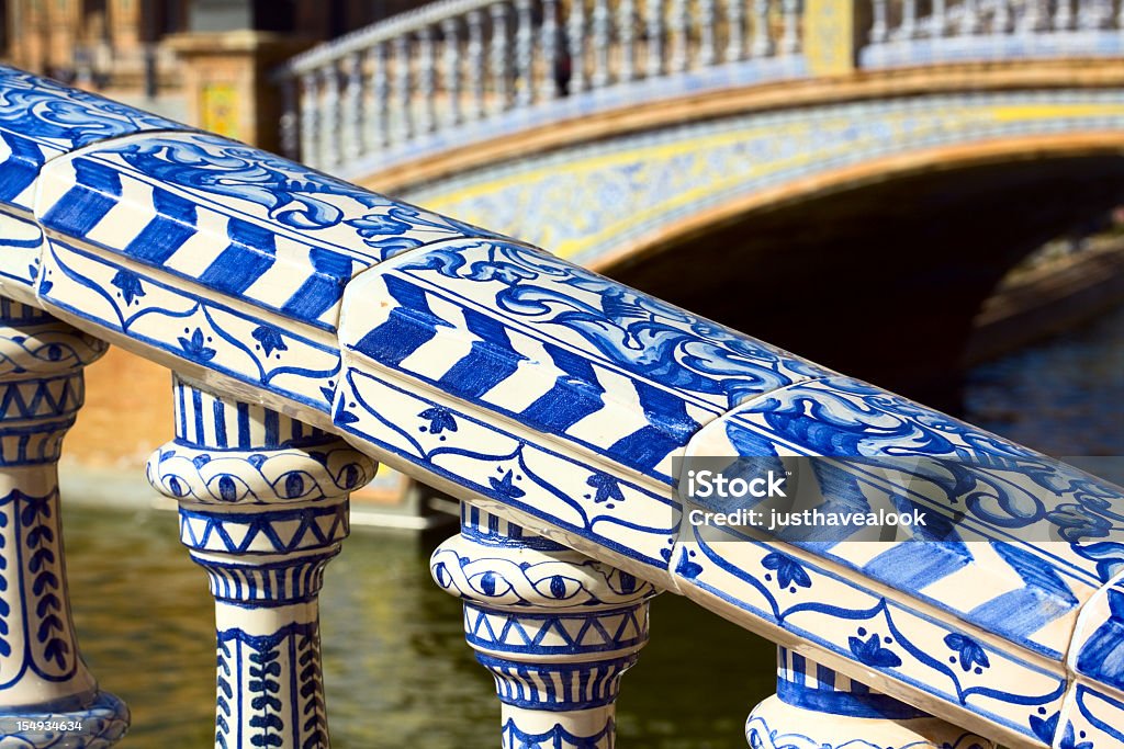 Bellissimo corrimano di un ponte di Plaza de España in Siviglia - Foto stock royalty-free di Acqua