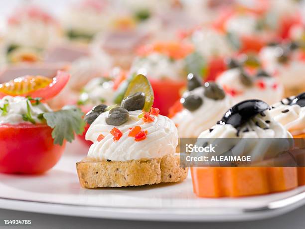 Appetithäppchen Stockfoto und mehr Bilder von Schnittchen - Schnittchen, Olivenpasten, Tray
