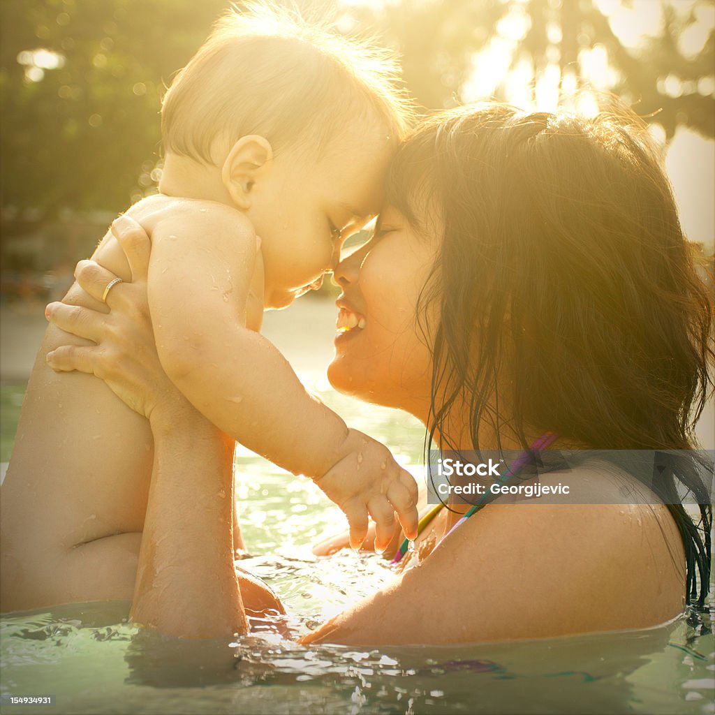 Madre e figlio - Foto stock royalty-free di Abbracciare una persona