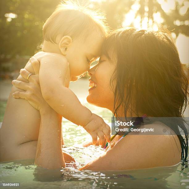 Madre E Figlio - Fotografie stock e altre immagini di Abbracciare una persona - Abbracciare una persona, Accudire, Acqua