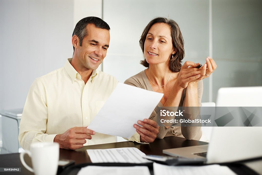 Heureux couple âgé moyen, travaillant sur les dépenses financier - Photo de Fiscalité libre de droits