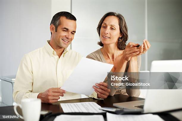 Szczęśliwy Średnim Wieku Para Pracujących Na Wydatki Finansowe - zdjęcia stockowe i więcej obrazów Podatek
