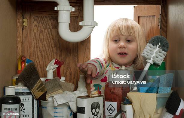Segurança Infantil Series2 Rapariga Alcançar No Lavatório - Fotografias de stock e mais imagens de Perigo