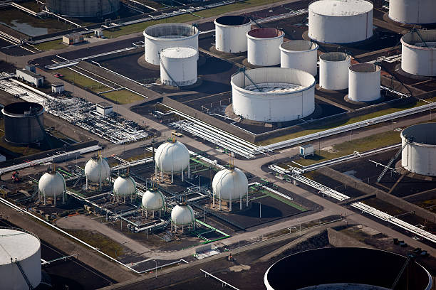 istock Oil and gas storage 154935182