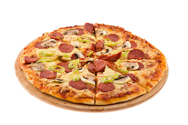 pizza de pepperoni - cooked studio shot close up sausage imagens e fotografias de stock