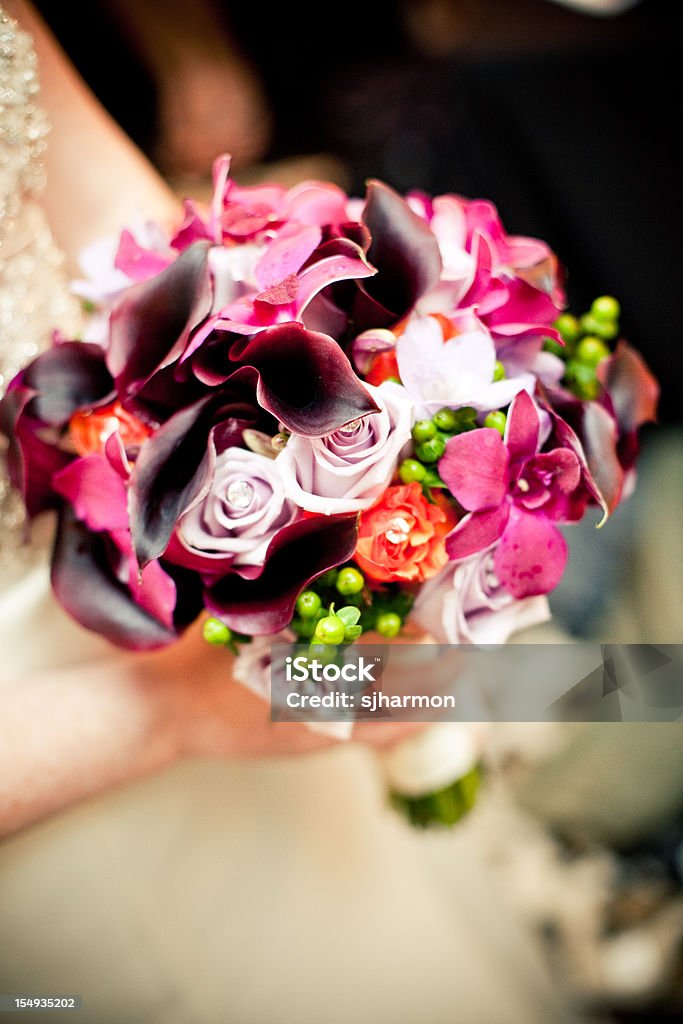Невеста в Свадьба Платье держит белый розовый цветочный букет - Стоковые фото Белый роялти-фри