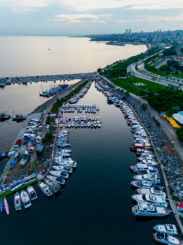 Vista aérea Drone de Kalamis Marina de Fenerbahce en Estambul photo