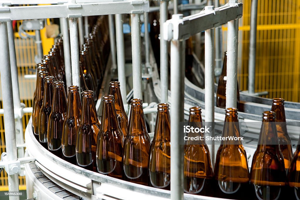 Bottiglia di produzione - Foto stock royalty-free di Birra