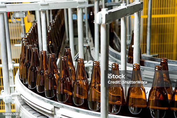 Bottiglia Di Produzione - Fotografie stock e altre immagini di Birra - Birra, Bottiglia, Impianto di imbottigliamento