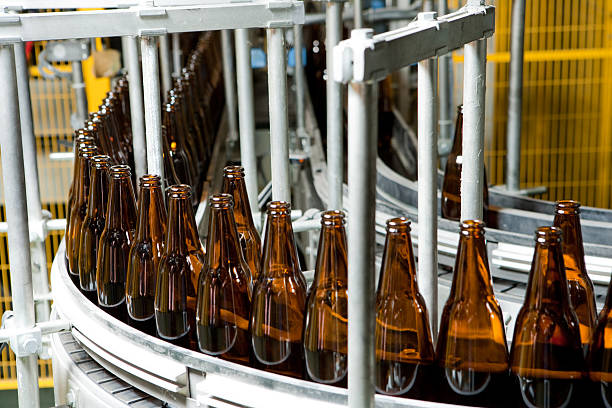бутылка промышленного производства - bottling plant bottle filling production line стоковые фото и изображения