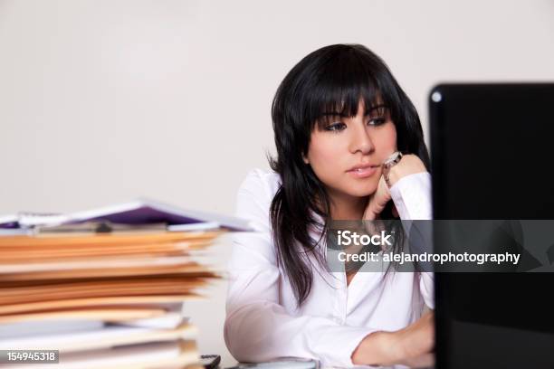 Foto de Latin Mulher De Negócios Com Laptop e mais fotos de stock de 20 Anos - 20 Anos, Adulto, Beleza