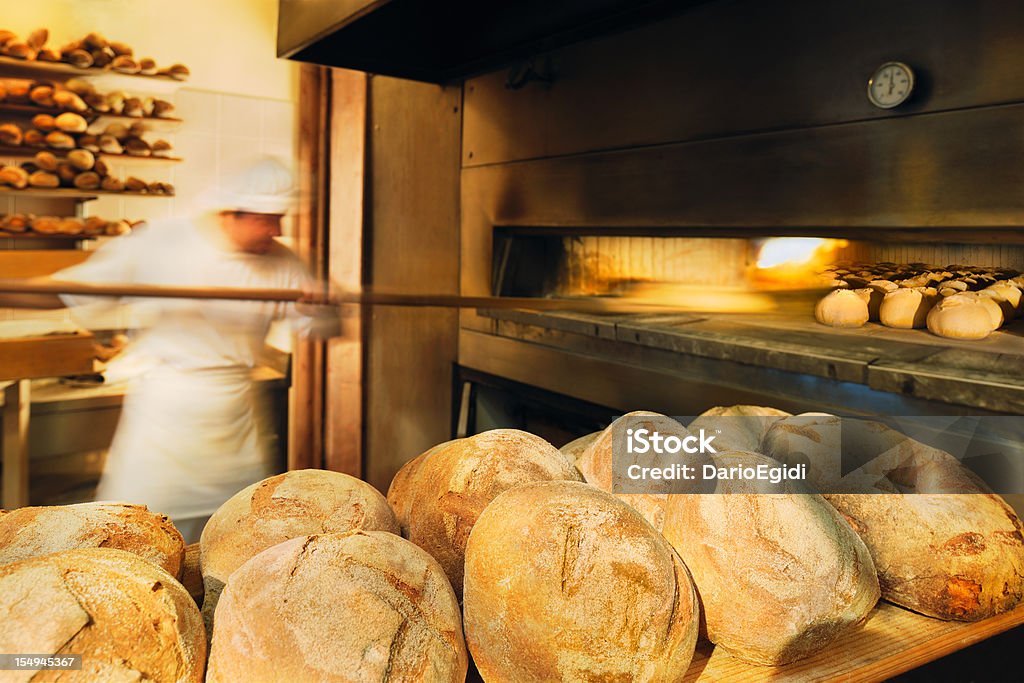 Piekarz pieczenia chleba Piec na drewno - Zbiór zdjęć royalty-free (Piec do pizzy)
