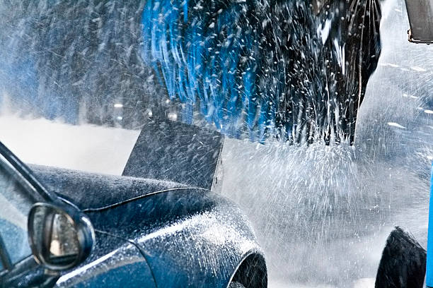 blue cabrio auto fahren durch waschung - autowaschanlage stock-fotos und bilder