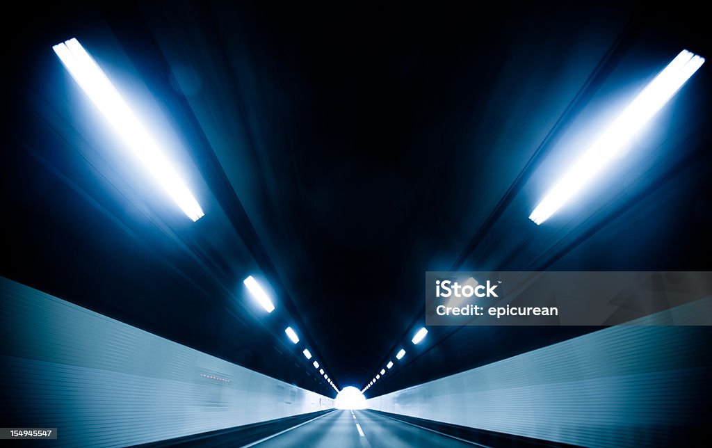 Luce alla fine del tunnel - Foto stock royalty-free di Lungo