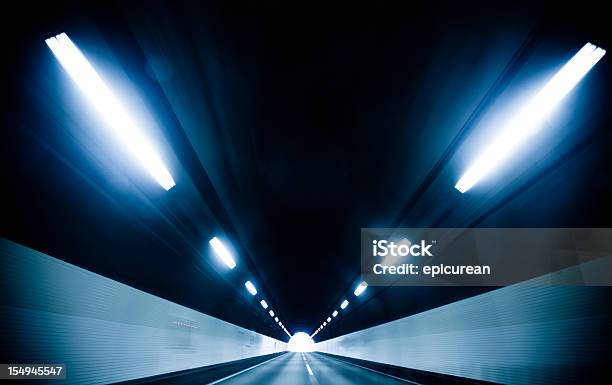Luce Alla Fine Del Tunnel - Fotografie stock e altre immagini di Lungo - Lungo, Strada, Tunnel