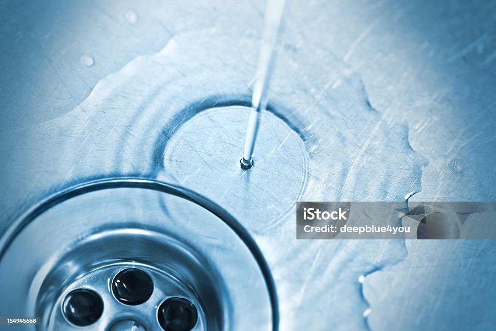 Dreno com água - Foto de stock de Estação de tratamento de esgoto royalty-free