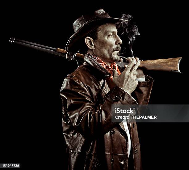American Cowboy Fumar - Fotografias de stock e mais imagens de Adulto - Adulto, Arma de Fogo, Casaco Comprido