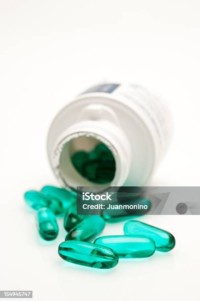 Green Żelowe Kapsułek - zdjęcia stockowe i więcej obrazów Ibuprofen - Ibuprofen, Butelka, Białe tło