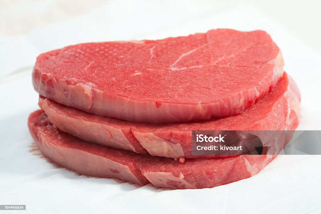 steak de bœuf cru - Photo de Filet mignon libre de droits