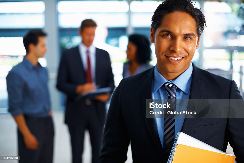 Atractivo hombre de negocios mirando confianza - Foto de stock de 30-39 años libre de derechos