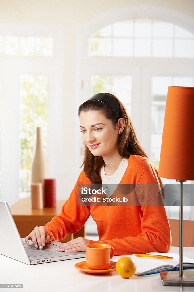Studente ragazza facendo i compiti - Foto stock royalty-free di Computer portatile