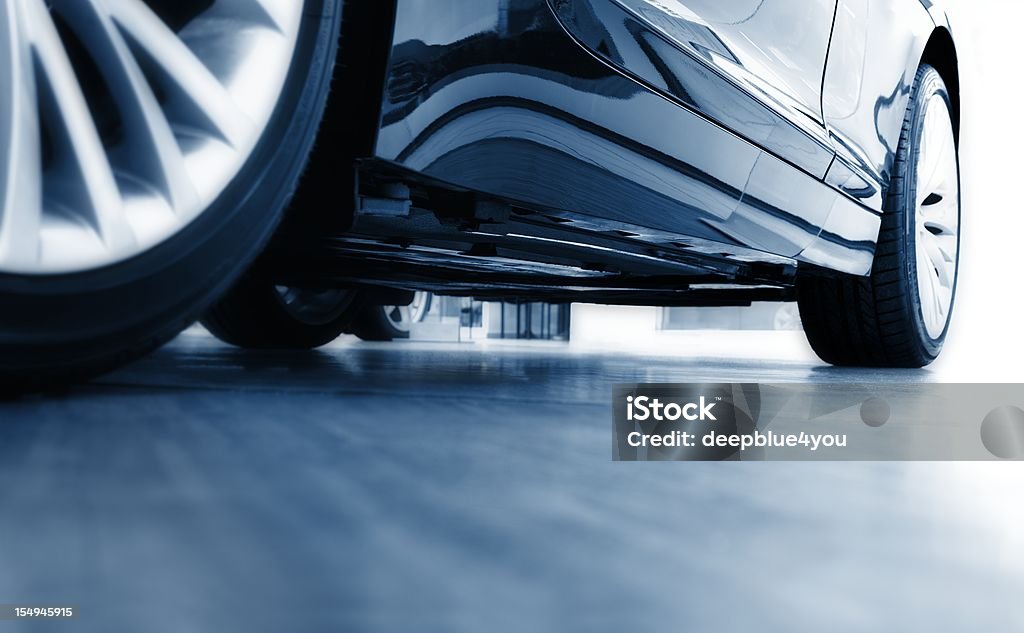 Sharp Fokus Boden Blick auf die moderne blue car - Lizenzfrei Auto Stock-Foto