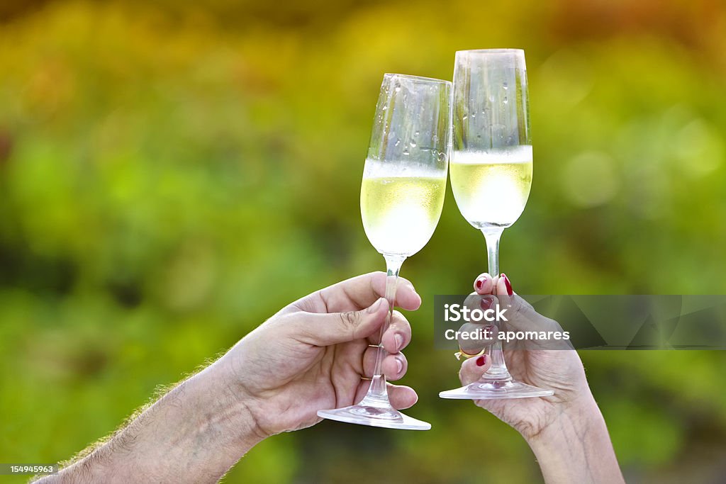 Coppia brindando con champagne durante Evento festivo - Foto stock royalty-free di Spumante