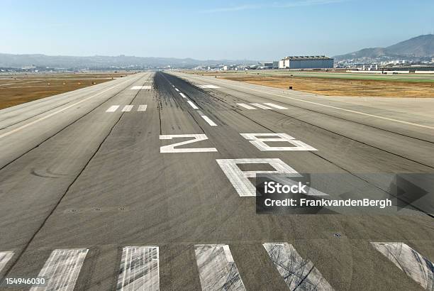 Landinglaufsteg Stockfoto und mehr Bilder von Start- und Landebahn - Start- und Landebahn, Entfernungsschild, Farbbild