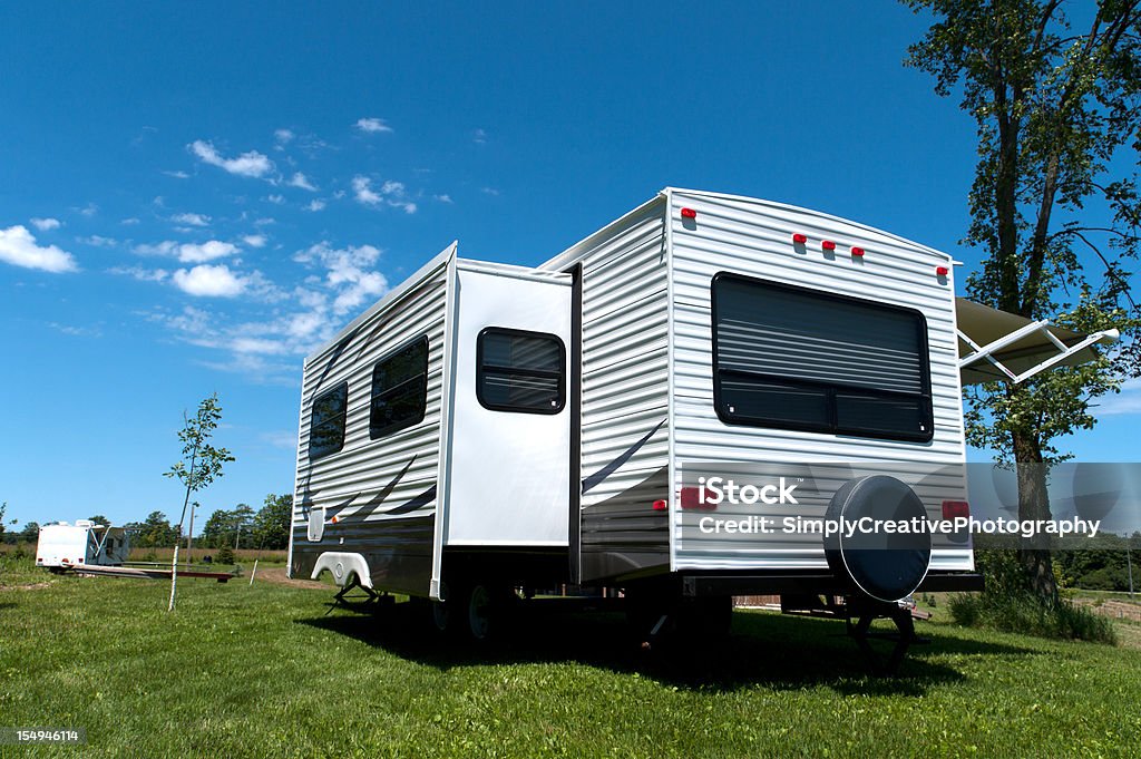 Camping mit dem Wohnmobil - Lizenzfrei Wohnwagen Stock-Foto