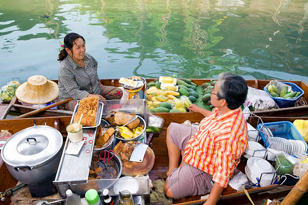 anbieter im floating market - indigenous culture famous place thailand bangkok stock-fotos und bilder