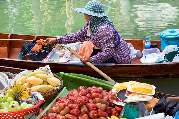 anbieter im floating market - indigenous culture famous place thailand bangkok stock-fotos und bilder