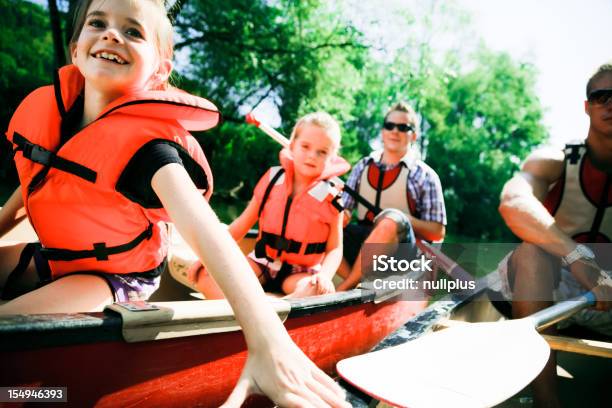 Joven Familia Paseos En Canoa Foto de stock y más banco de imágenes de Piragüismo - Piragüismo, Familia, Canoa