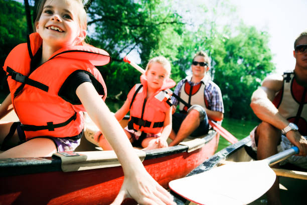 młoda rodzina kanadyjkarstwo - canoeing canoe family activity zdjęcia i obrazy z banku zdjęć