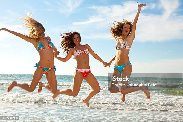 Tres Mujeres Disfrutando De La Playa Foto de stock y más banco de imágenes de 20 a 29 años - 20 a 29 años, 20-24 años, Actividades recreativas