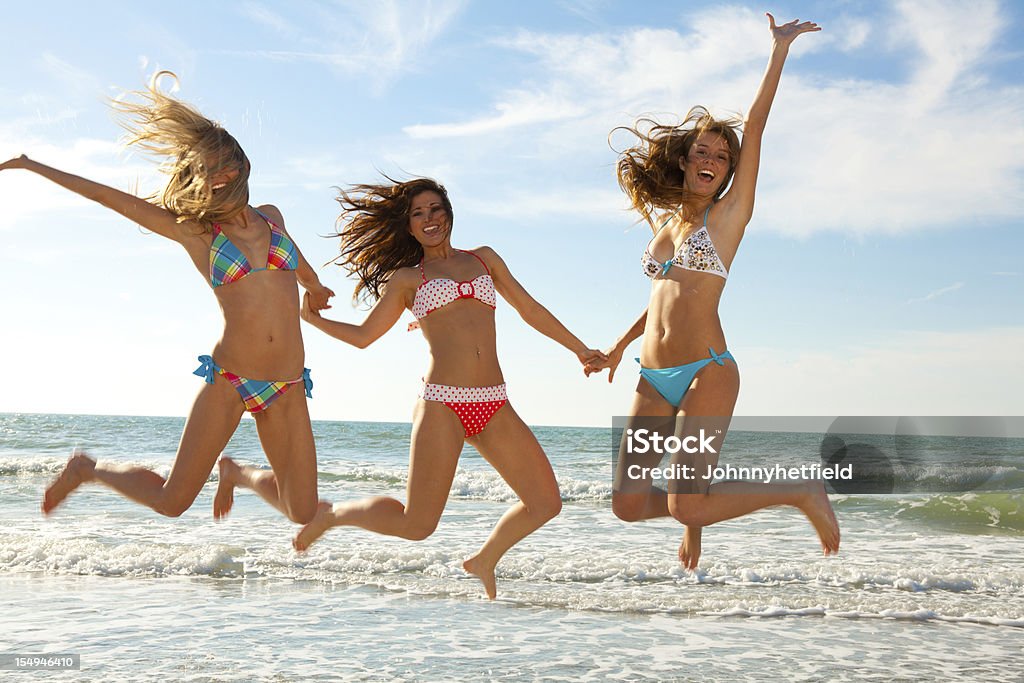 Три женщины, наслажд�аясь Пляж - Стоковые фото 20-24 года роялти-фри